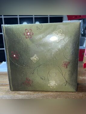 Fetco Home Decor Olive Green Floral & Butterfly Embroidered Photo Album NWT
